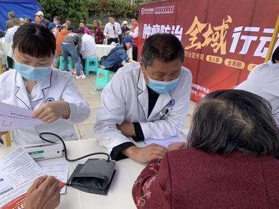 腫瘤防治，全域行動——重慶全域腫瘤醫院“腫瘤防治宣傳周”第三場義診龍都廣場啟動